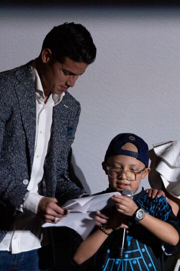 James Rodríguez junto a los niños de su fundación 