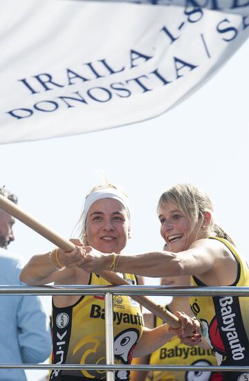 Las chicas de la trainera de Orio celebran la victoria en la Bandera de la Concha femenina.