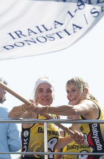 Las chicas de la trainera de Orio celebran la victoria en la Bandera de la Concha femenina. 