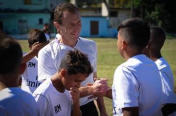 Butragueño con los niños de la Fundación del Real Madrid en La Habana