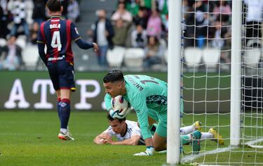 Andrés Fernández, experiencia y seguridad entre palos para el Almería