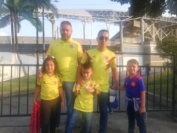 Los aficionados acuden al estadio Hernán Ramírez Villegas para el partido de Colombia frente a Venezuela por la cuarta fecha del Torneo Preolímpico.