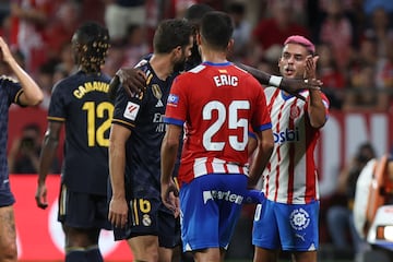 El jugador del Girona, Yan Couto, recrimina la acción a Nacho. 
 

