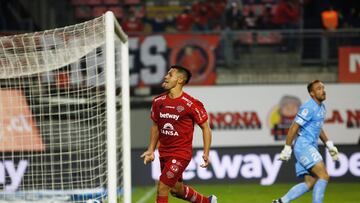 Futbol, Nublense vs Universidad Catolica.
Fecha 12, campeonato Nacional 2022.
El jugador de Nublense HHHH, izquierda convierte su gol contra Universidad Catolica durante el partido por la primera division disputado en el estadio Bicentenario Nelson Oyarzun.
Chillan, Chile.
08/05/2022
Jose Carvajal/Photosport
Football, Nublense vs Universidad Catolica.
12 th date, 2022 National Championship.
Nublense’s player HHHHH, left right center, scores his goal against Universidad Catolica during the first division match held at Bicentenario Nelson Oyarzun stadium.
Chillan, Chile.
05/08/2022
Jose Carvajal /Photosport