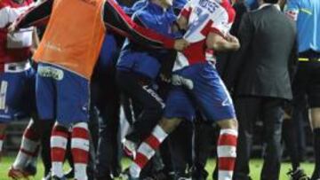 <b>CLOS, CRITICADO POR SER ARAGONÉS. </b>Jugadores, técnicos y directivos del Granada no entienden cómo Clos Gómez, aragonés, fue designado para el partido del sábado en Los Cármenes cuando un equipo de su ciudad, el Zaragoza, pelea también por eludir el descenso. Al final, jugadores del Granada insultaron a Clos y Dani Benítez le agredió lanzándole una botella con líquido.