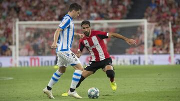 Igor Zubeldía, ante Raúl García durante el Athletic-Real Sociedad.