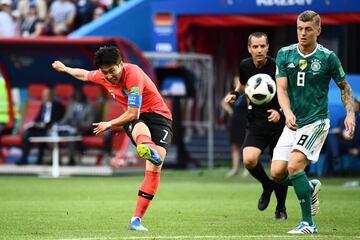 Son Heung-min lanza el balón.