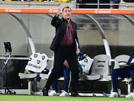 ORLANDO, FLORIDA - MARCH 26: Nestor Lorenzo, Head Coach of Colombia reacts during the international friendly match between Colombia and Croatia at Camping World Stadium on March 26, 2026 in Orlando, Florida. Julio Aguilar/Getty Images/AFP (Photo by Julio Aguilar / GETTY IMAGES NORTH AMERICA / Getty Images via AFP)