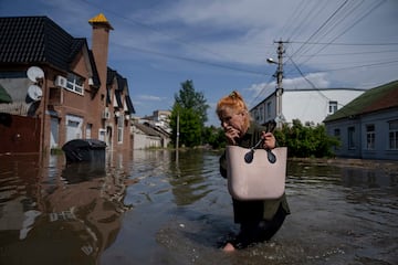 La destrucción del dique ha provocado la evacuación de civiles en Jersón y otras poblaciones por el riesgo de inundaciones. Miles de personas a ambos lados del río se verán afectadas por el derrumbe de la presa.