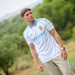 El Real Zaragoza presenta su primera camiseta para la temporada 2025-26