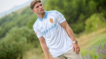 Raúl Guti posa con la camiseta de la primera equipación para la temporada 2025-26.