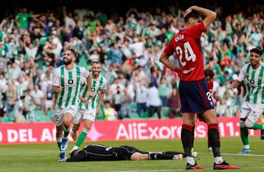 Isco sigue haciendo magia y enamora al beticismo. Esta vez fue clave con un gol en el 94. Se hizo con un rechace dentro del área, solo necesitó un toque sublime para superar a Herrera y Catena y estrellar el balón en el larguero y este lo escupiera dentro de la portería