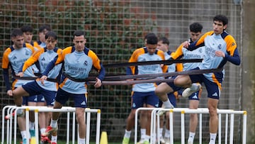 Lucas Vázquez y Vallejo se entrenaron con el Castilla sobre el césped de Valdebebas.