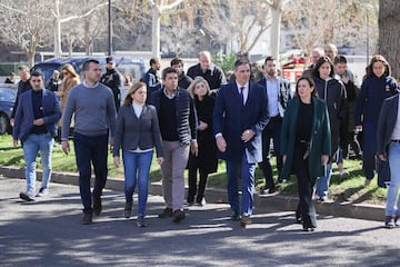 El presidente de la Generalitat valenciana, Carlos Maz¨®n (3); el presidente del Gobierno, Pedro S¨¢nchez (4i); la alcaldesa de Valencia, Mar¨ªa Jos¨¦ Catal¨¢ (1d) y la ministra de Ciencia, Innovaci¨®n y Universidades, Diana Morant (en la segunda fila), en las inmediaciones del edificio.