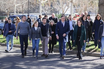 El presidente de la Generalitat valenciana, Carlos Mazón (3); el presidente del Gobierno, Pedro Sánchez (4i); la alcaldesa de Valencia, María José Catalá (1d) y la ministra de Ciencia, Innovación y Universidades, Diana Morant (en la segunda fila), en las inmediaciones del edificio.