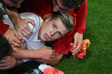 La cara de susto del delantero húngaro Kevin Csoboth 
cuando sus compañeros le abrazan para celebrar el primer gol de su equipo durante el partido de fútbol del Grupo A de la UEFA Euro 2024 entre Escocia y Hungría en el Stuttgart Arena de Stuttgart.