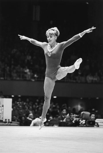 La gimnasta de la Unión Soviética, nacida en Ucrania, fue la primera gran estrella de la gimnasia artística y es la mujer deportista con más medallas olímpicas en la historia con un total de 18, 9 de oro, 5 de plata y 4 de bronce. El único deportista que le supera Michael Phelps con 28 medallas. 