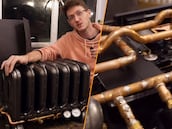 Rescatan un aparato del siglo XIX para crear un ordenador descomunal de más de 80 kilos: así es este PC steampunk de la vida real