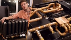 Rescatan un aparato del siglo XIX para crear un ordenador descomunal de más de 80 kilos: así es este PC steampunk de la vida real