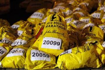 Bolsas de los corredores sin reclamar en la maratón.