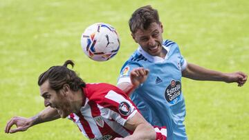 Kevin V&aacute;zquez salta con Ibai G&oacute;mez durante el partido entre el Celta y el Athletic disputado en Bala&iacute;dois.