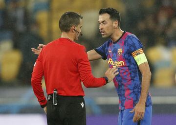 Sergio Busquets y el árbitro Ovidiu Hategan.