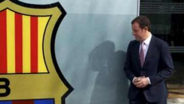 <b>PASO ADELANTE. </b>Sandro Rosell, junto a un escudo del Barcelona en las oficinas del club catalán.