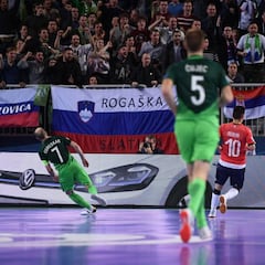 Osredkar desata la fiesta en Eslovenia: ¡Italia, eliminada!