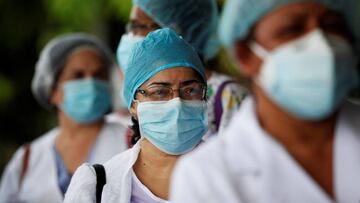 PA4001. CIUDAD DE PANAMÁ (PANAMÁ), 16/7/2020. Trabajadores de la salud llevan una cruz roja como símbolo de ser recuperados de Covid-19, mientras protestan este jueves por la falta de suministros médicos en el Complejo Hospitalario Dr. Arnulfo Arias Madri