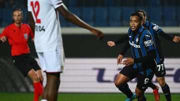 Atalanta's Colombian forward Luis Muriel (R) celebrates after scoring the 2-1 goal during the UEFA Europa League round of 16, 1st leg football match between Atalanta and Leverkusen on March 10, 2022 at the Azzurri d'Italia stadium in Bergamo. (P