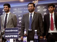 Abdullah Al Thani rodeado por sus hijos Nayef y Nasser.