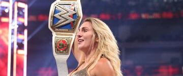 Charlotte Flair, con su décimo título logrado en Hell in a Cell.