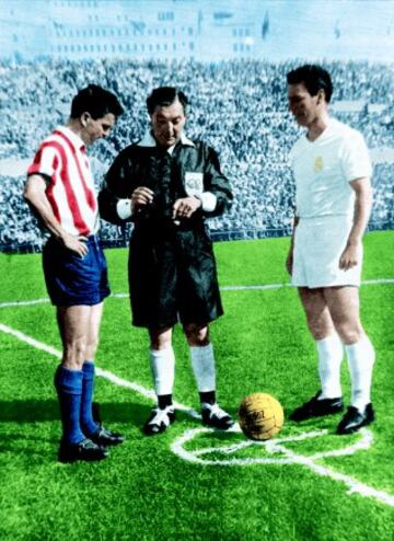 13-05-1959. Tras la victoria del Real Madrid en el primer partido de la semifinal de la Copa de Europa y de Atlético en el segundo, se disputó en Zaragoza el partido de desempate que daba el pase para la final. La victoria fue para los blancos por 2-1 con goles de Di Stéfano, Collar y Puskas. En la imagen el árbitro inglés Mr Ellis con los capitanes Miguel y Zárraga.