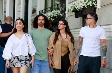 Marc Cucurella, Claudia Rodríguez, Enzo Fernández, João Pedro y su pareja, Khadije Skandar, pasean por las calles de la Madrid.