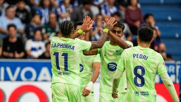 VITORIA (ÁLAVA), 06/10/2024.- Los jugadores del FC Barcelona celebran uno de los goles marcados por su compañero Robert Lewandowski durante el partido de la novena jornada de Liga que Alavés y Barcelona disputan esta tarde en el estadio de Mendizorrotza de Vitoria. EFE/Adrián Ruiz de Hierro