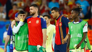 Soccer Football - Euro 2024 - Group B - Albania v Spain - Dusseldorf Arena, Dusseldorf, Germany - June 24, 2024 Spain's Pedri, Unai Simon and Nico Williams after the match REUTERS/Piroschka Van De Wouw