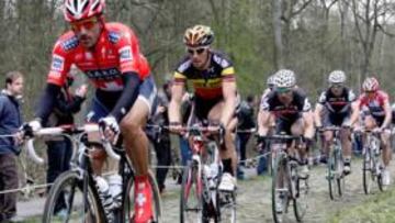 <b>RUMOR. </b>Cancellara en cabeza durante la París-Roubaix.