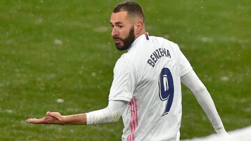 Real Madrid&#039;s French forward Karim Benzema reacts during the Spanish League football match between Osasuna and Real Madrid at the El Sadar stadium in Pamplona on January 9, 2021. (Photo by ANDER GILLENEA / AFP)