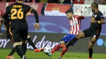 Carrasco trata de disparar ante el Galatasaray.