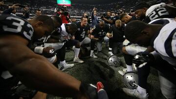 MEXICO CITY, MEXICO - NOVEMBER 21: Derek Carr #4 of the Oakland Raiders leads his teammates and players of the Houston Texans in prayer at midfield after their game at Estadio Azteca on November 21, 2016 in Mexico City, Mexico. Buda Mendes/Getty Images/AFP
== FOR NEWSPAPERS, INTERNET, TELCOS & TELEVISION USE ONLY ==