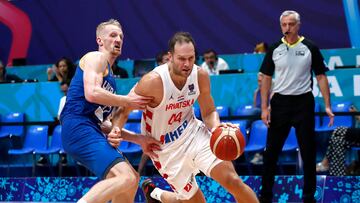 Basketball - EuroBasket Championship - Group C - Croatia v Ukraine - Mediolanum Forum, Assago, Italy - September 8, 2022 Croatia's Bojan Bogdanovic in action with Ukraine's Bogdan Bliznyuk REUTERS/Alessandro Garofalo