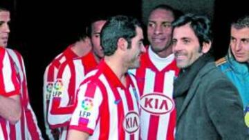 <b>SONRISAS APLAZADAS. </b>Quique y sus jugadores sonrieron en Valladolid. Ahora las sonrisas se tornan en lágrimas.