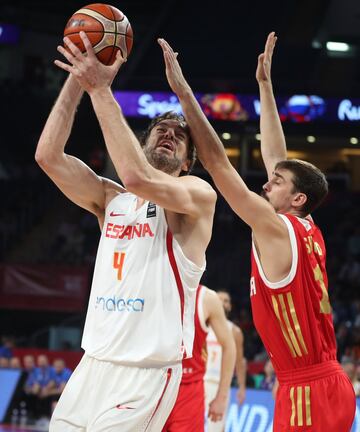 Aleksei Shved y Pau Gasol.