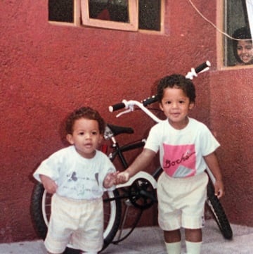 Unidos desde la infancia... así lucían los hermanos Dos Santos de pequeños.