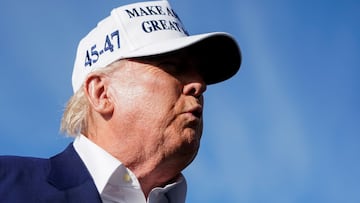 U.S. President Donald Trump speaks to the media before boarding Air Force One as he departs for Washington, D.C., at Morristown Municipal Airport in Morristown, New Jersey, U.S., May 25, 2025. REUTERS/Nathan Howard
