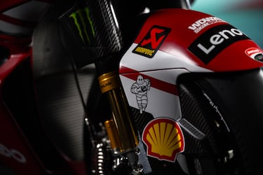 Suspensiones: Horquilla invertida con botellas de carbono y amortiguador trasero,
con regulación de precarga y ajuste del freno hidráulico en compresión y extensión.