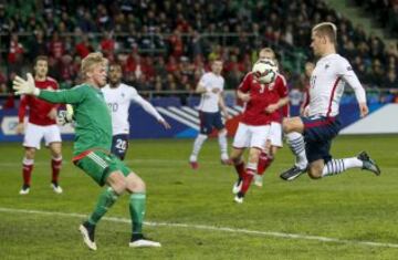 Antoine Griezmann y el portero Kasper Schmeichel.