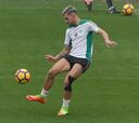 Ceballos salta al césped y toca balón con normalidad