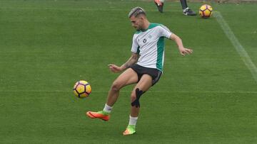 Ceballos toca balón en el entrenamiento
