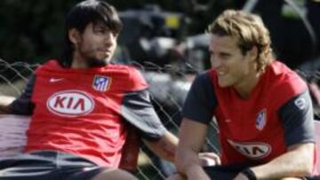<b>DÚO LETAL. </b>Agüero bromea junto a Forlán durante la pretemporada en Los Ángeles de San Rafael. La pareja seguirá unida al menos una temporada más.